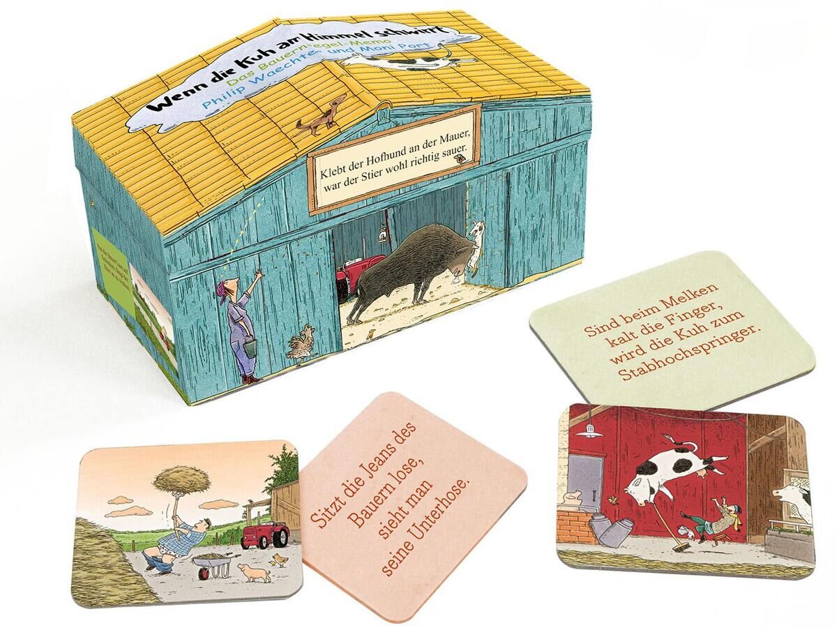 Ein Brettspiel mit dem Namen 'Wenn die Kuh am Himmel schwirrt'. zusehen ist eine große Box mit einer Scheune darauf abgebildet. Auf dem Tisch sind vier Karten ausgelegt, die bunt illustriert sind und Texte tragen. Das Spiel hat humorvolle Tiergeschichten und richtet sich an Kinder und Familien.