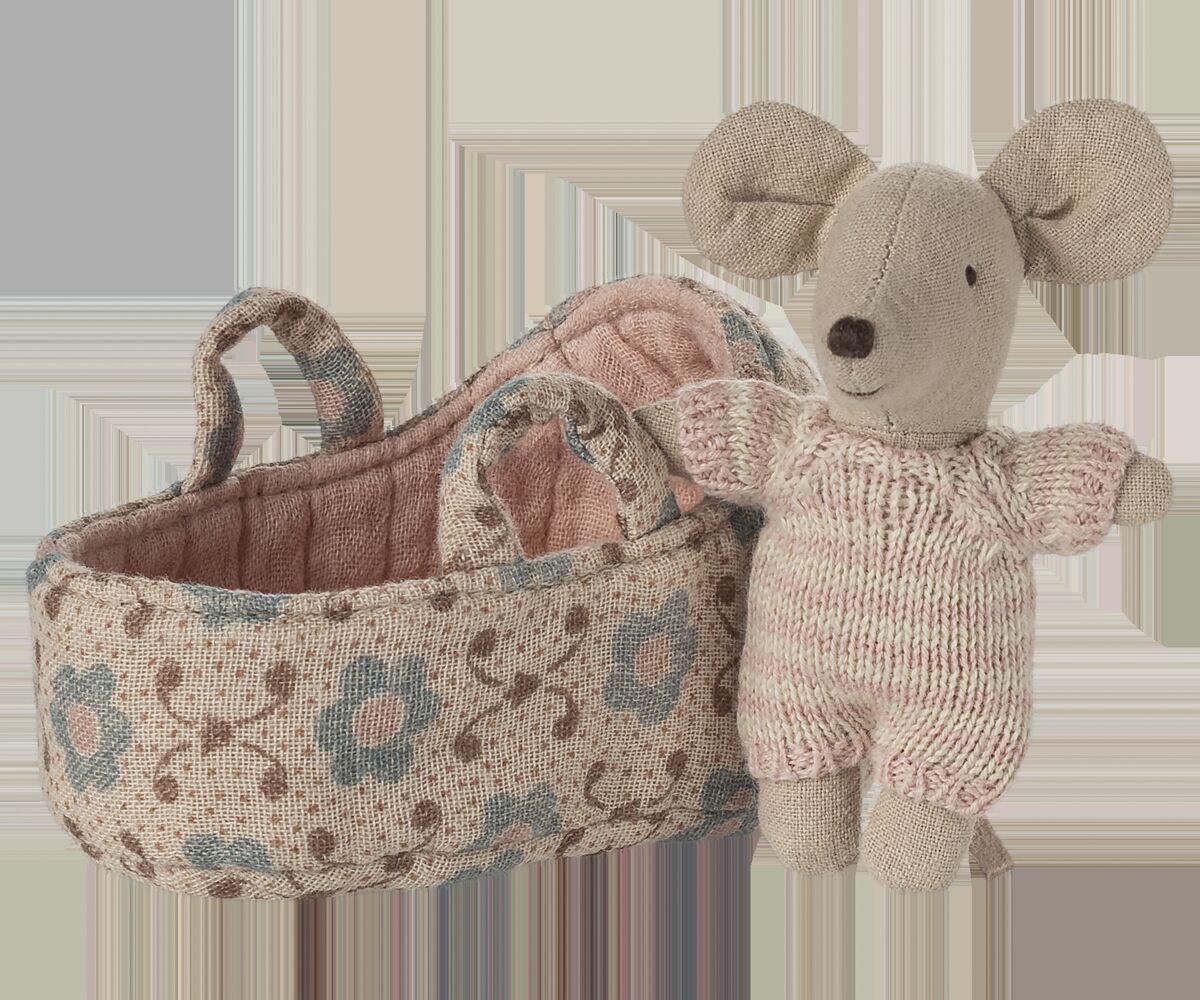 Kuschelige kleine Stoffmaus in zart rosafarbenem Strickanzug steht neben einer passenden gepolsterten Tragetasche mit Blumenmuster in Rosa und Hellblau. Das Spielzeug eignet sich ideal als Geschenk für Babys oder Kleinkinder.