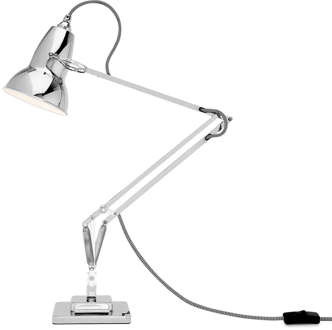 Die Tischleuchte »Anglepoise Original 1227 Brass Desk Lamp« ist eine verstellbare Designerlampe im Vintage-Stil. Sie hat ein silbernes Finish und ist ideal für die Schreibtischbeleuchtung im Home Office oder im Wohnbereich.