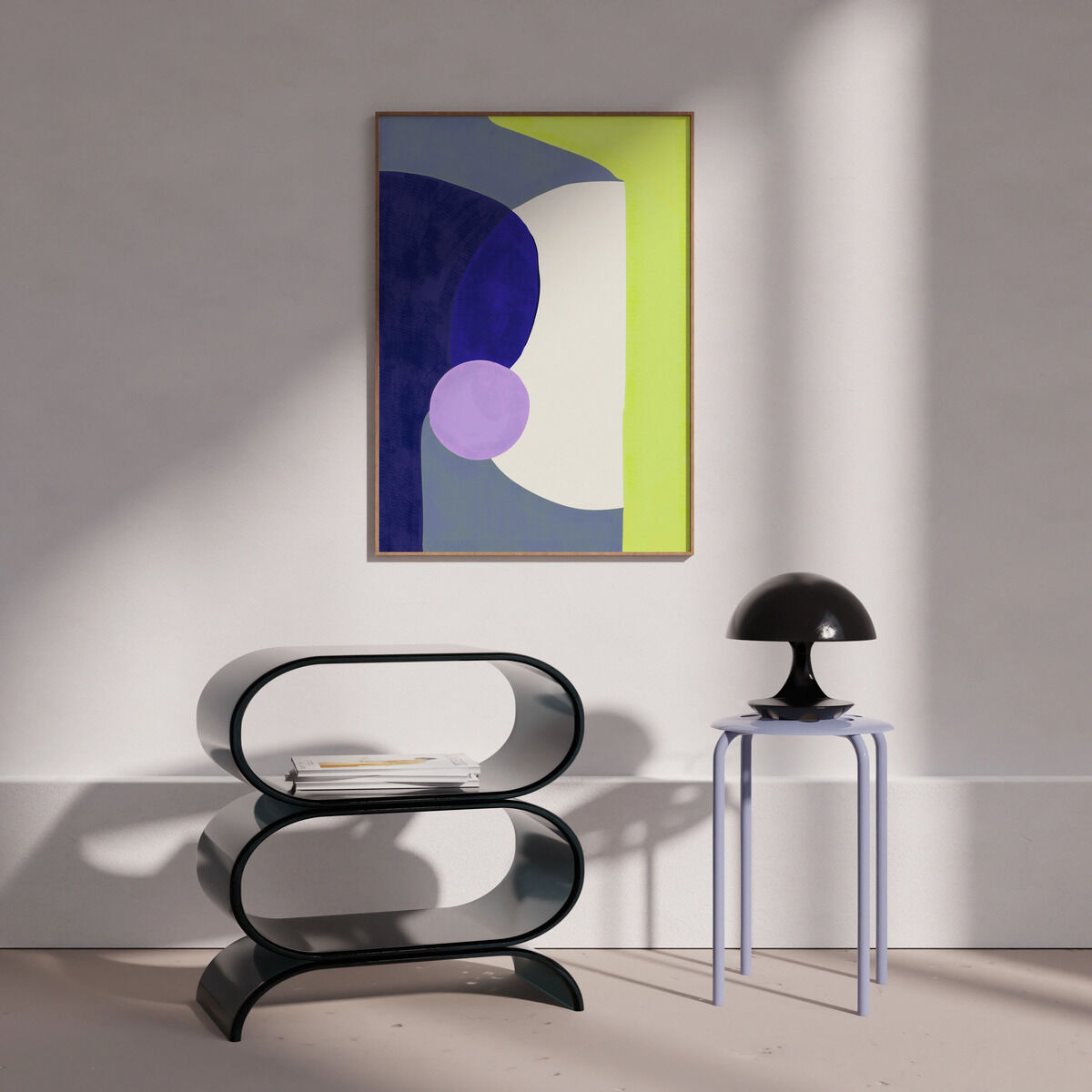 Gerahmtes, abstraktes Leinwandbild mit geometrischen Formen in Lila-, Blau-, Weiß- und Grüntönen hängt an einer hellen Wand; darunter stehen ein modernes, schwarzes Regal mit ovalen Formen sowie ein kleiner Tisch mit schwarzer Lampe. Sonnenlicht fällt durch das Fenster auf die Szene, die minimalistisch und modern eingerichtet ist.