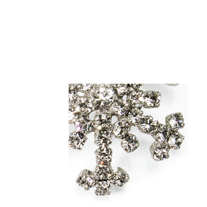 Die Abbildung zeigt eine glitzernde Weihnachtsbrosche in Form einer Schneeflocke, verziert mit zahlreichen funkelnden Strasssteinen in Silber auf weißem Hintergrund. Die Brosche eignet sich als festliches Accessoire oder Geschenk während der Winter- und Weihnachtszeit.