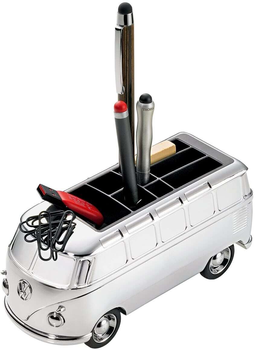 Silberner Stiftehalter in Form eines VW-Bus-Modells mit Rädern. Oberseite mit Fächern für Stifte und Bürobedarf. Enthält verschiedene Stifte und Büroklammern.