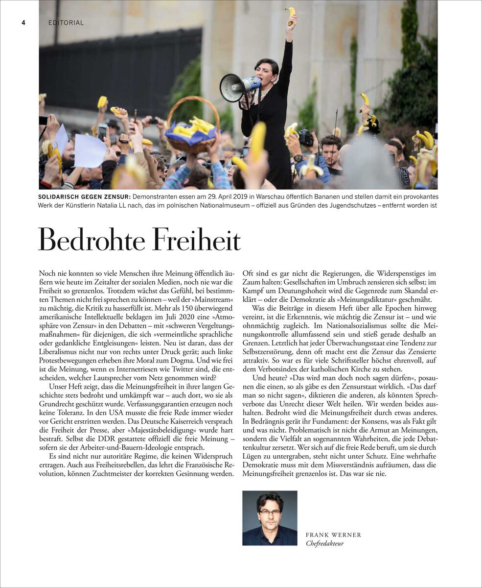 Eine Seite aus der Zeitschrift ZEIT GESCHICHTE 2/21 mit einem Artikel über Meinungsfreiheit. Der obere Teil zeigt ein Foto von Demonstranten mit gelben Schildern, der untere Teil enthält Text über Meinungsfreiheit und Zensur. Unten rechts ist ein kleines Foto und die Unterschrift des Chefredakteurs Frank Werner.