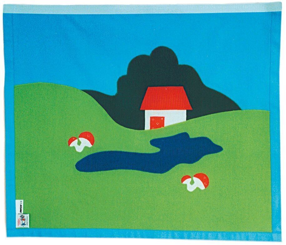 Ein Bühnenbild einer Landschaft mit einer Wiese, einem Teich, einem kleinen Haus mit rotem Dach und zwei Pilzen, gegen einen Hintergrund mit blauen Himmel und grünen Hügeln.