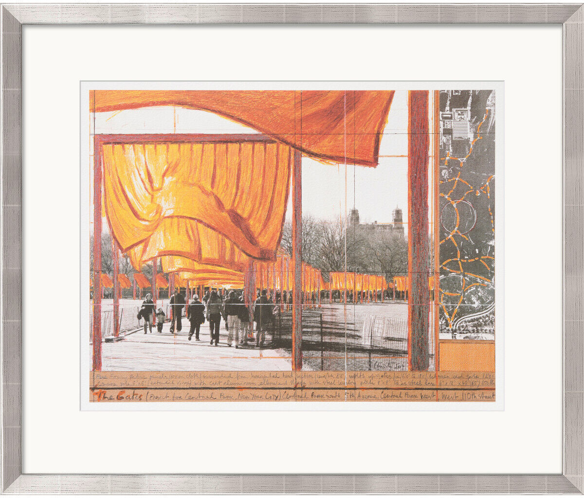 Gerahmtes Bild von Christos Kunstwerk 'The Gates XXVI' mit orangefarbenen Stoffbahnen, die im Central Park in New York City installiert sind. Die Rahmenfarbe ist silbern. Menschen spazieren unter den Bahnen hindurch. Im Hintergrund sind städtische Gebäude sichtbar.