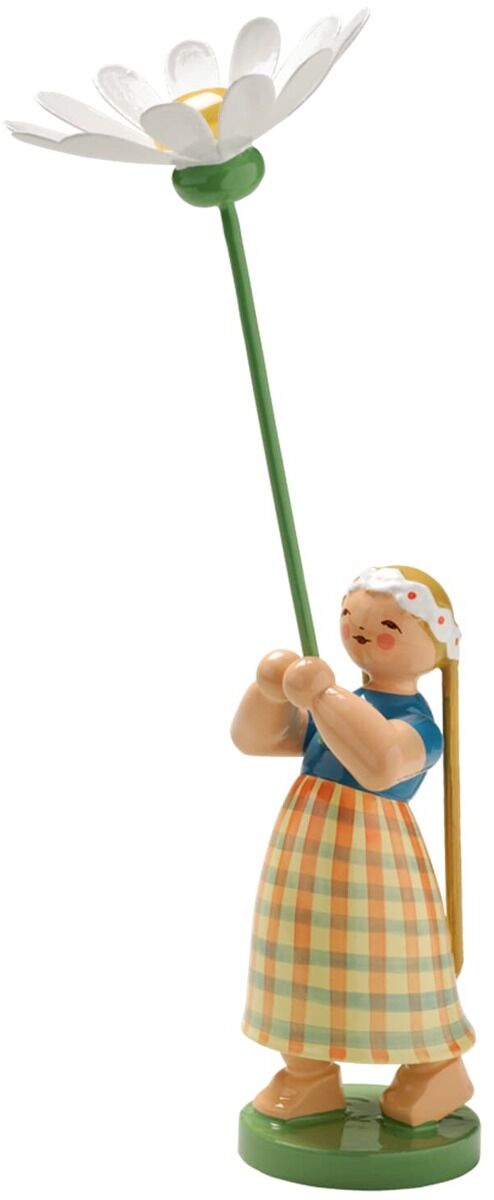 Freigestellte handbemalte Holzfigur »Mädchen mit Margerite« von Wendt & Kühn auf weißem Grund: Ein Mädchen im karierten gelb-orange-grünen Rock, blauer Bluse und weißem Kopftuch hält einen langen grünen Stiel. Oben sitzt eine große weiße Margerite mit gelber Mitte; die Figur steht auf rundem grünem Sockel.