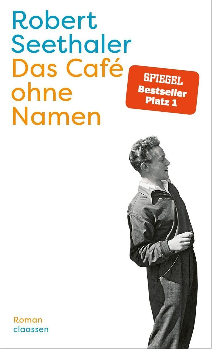 Buchcover von 'Das Café ohne Namen' von Robert Seethaler. Oben sind der Name des Autors und der Buchtitel in blauer und oranger Schrift. Ein schwarz-weiß Bild eines Mannes in einer klassischen Pose ist auf der rechten Seite. Ein rotes Abzeichen betont den Bestsellerstatus des Buches.