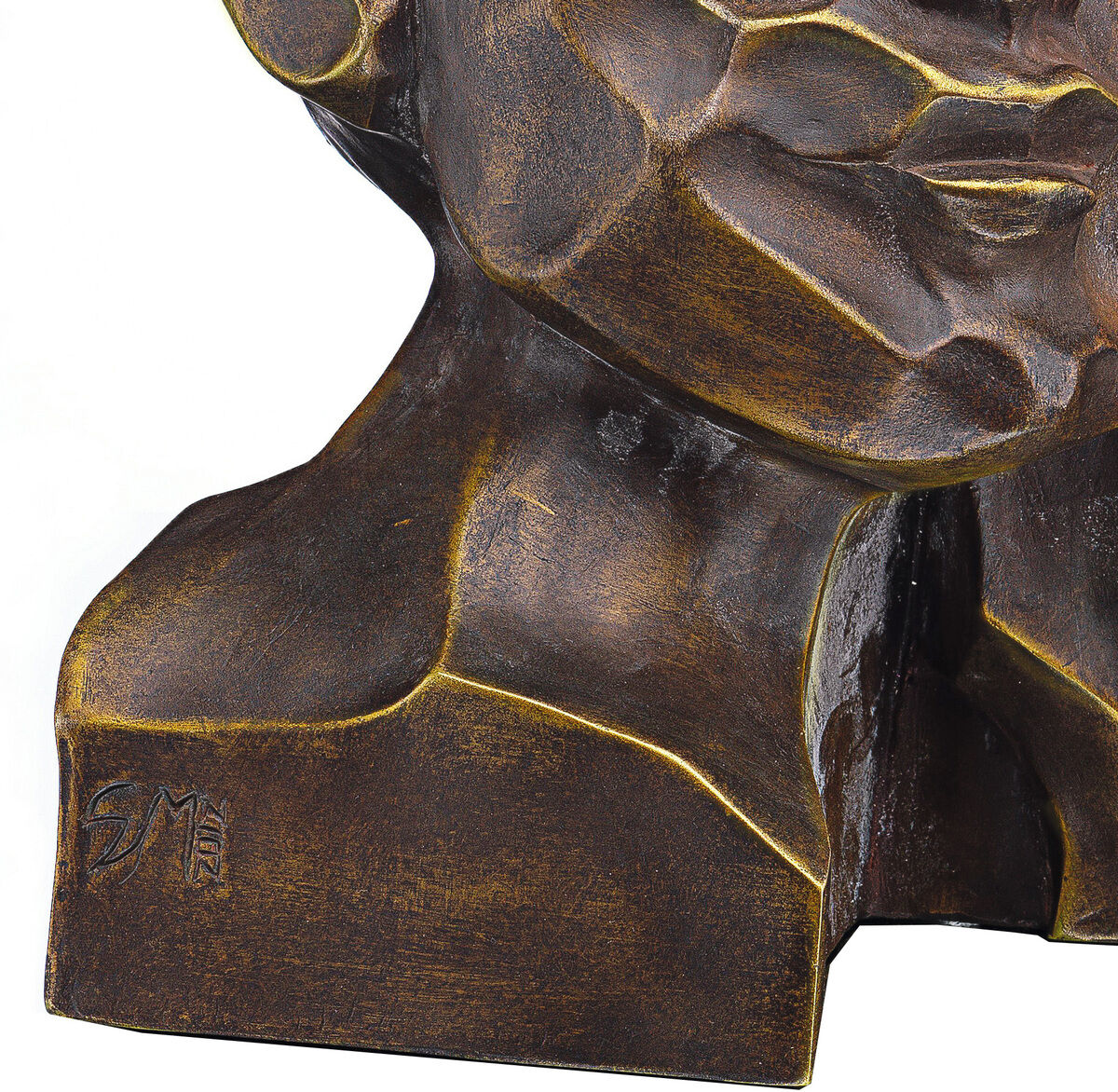 Detailaufnahme der Kunstbronze-Skulptur »Der Denker« von Margot Stöckl. Die Oberfläche zeigt markante, geometrische Strukturen in verschiedenen Bronzetönen mit goldenen Akzenten, signiert unten. Der Hintergrund ist neutral weiß, der Sockel kubisch-abstrahiert.
