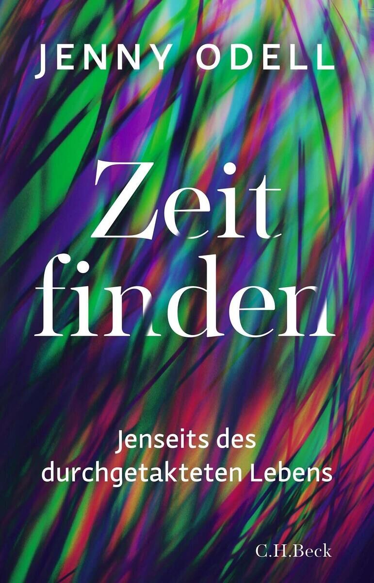 Ein Buchcover von Jenny Odell mit dem Titel 'Zeit finden' und dem Untertitel 'Jenseits des durchgetakteten Lebens'. Das Cover hat ein abstraktes, buntes Muster in Grün, Lila, Schwarz und Rosa.