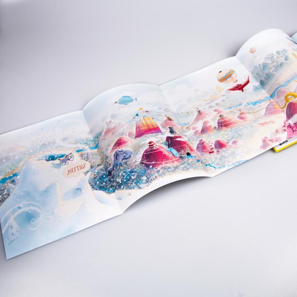 Eine aufgeschlagene Seite eines bunten Kinderbuches mit dem Titel 'Das NEINhorn und die SchLANGEWEILE', das verschiedene lustige Illustrationen eines winterlichen Fantasielandes zeigt. Einhörner und Schlangen sind zu sehen.