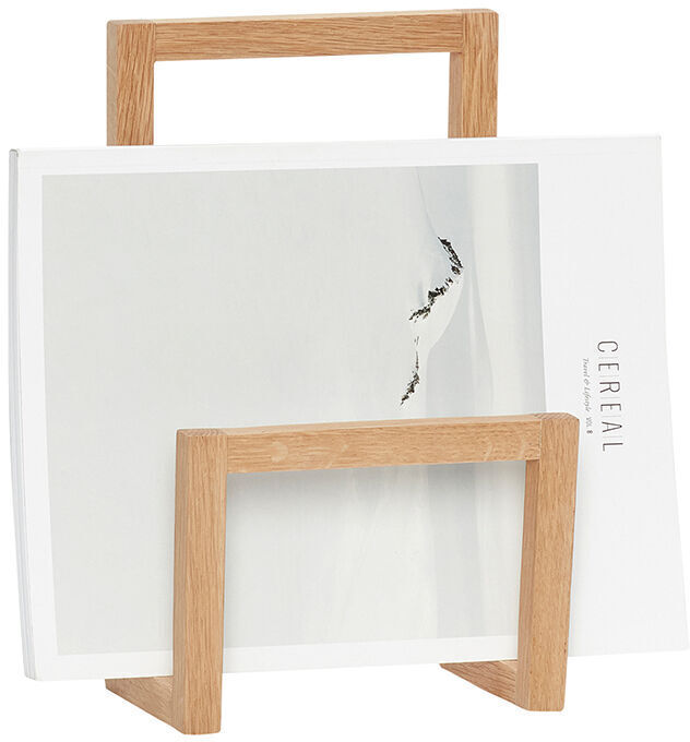 Ein Magazinhalter aus Eichenholz mit einem minimalistischen Design. Der Halter hat eine natürliche Holzstruktur und hält eine geöffnete Zeitschrift in Weiß.