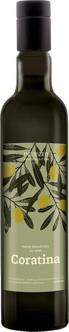 Dunkle Glasflasche mit Drehverschluss, aufrecht stehend, Etikett in Hell- und Dunkelgrün mit stilisierten Olivenzweigen und gelben Oliven. Beschriftung: Coratina, natives Olivenöl extra, Teil der ZEIT-Sonderedition, elegantes und minimalistisches Design.