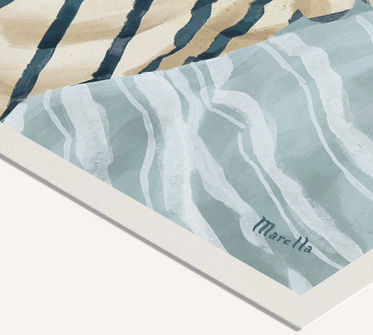 Detailansicht des Posters »Winter Holidays« von Marco Marella mit Rahmen. Das Bild zeigt abstrakte, wellenförmige Linien in hellblauen und beigen Farbtönen, inspiriert von winterlichen Landschaften, passend als moderne Wanddekoration für die Winterzeit.