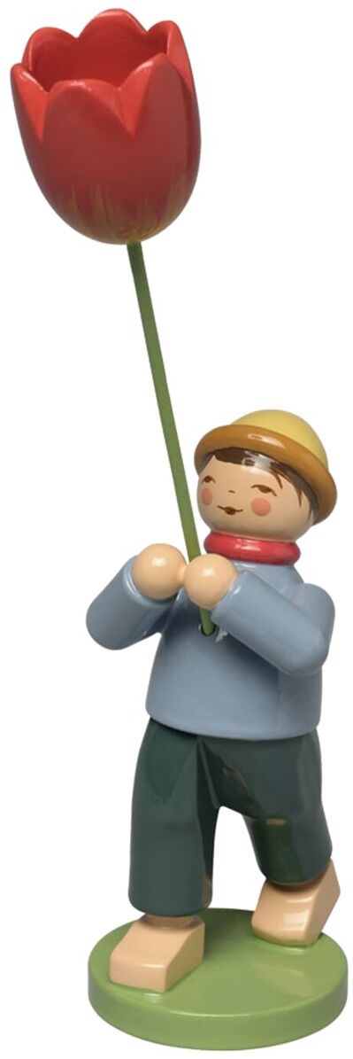 Freigestellte handbemalte Holzfigur »Blumenkind Junge mit Tulpe« von Wendt & Kühn auf weißem Grund. Der Junge steht auf einem hellgrünen Rundsockel, trägt hellblaues Oberteil, dunkelgrüne Hose, gelben Hut und roten Schal. Mit beiden Händen hält er den langen grünen Stiel einer großen roten Tulpe.