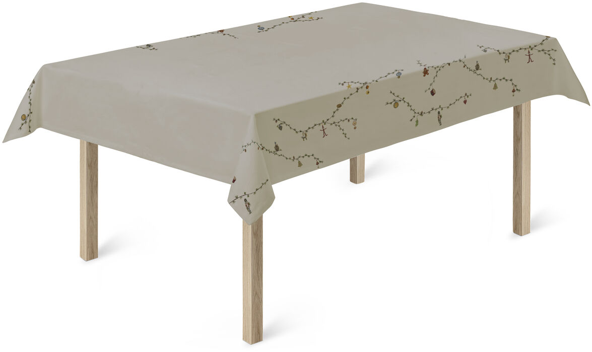 Beigefarbene Tischdecke »Hammershøi« mit feinen, botanischen Stickereien in warmen Naturtönen, ausgebreitet auf einem rechteckigen Tisch mit Holzbeinen, geeignet für moderne und gemütliche Essbereiche.