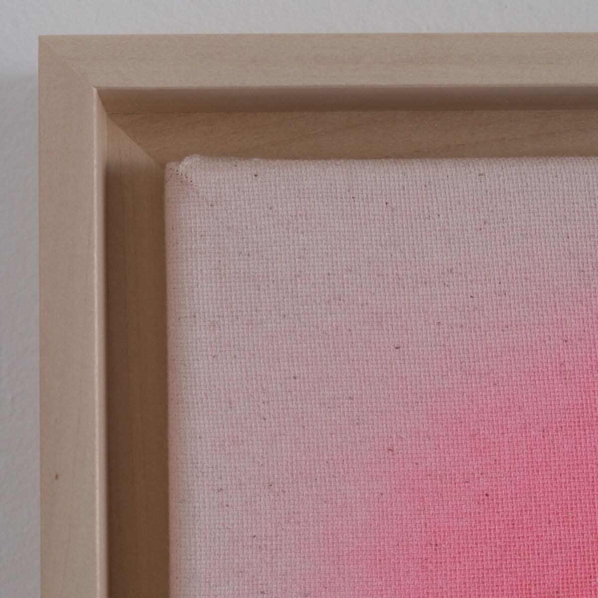 Quadratisches Kunstwerk in Sonderedition von ZEIT im Farbton Sorbet-Pink auf 20x20 cm Leinwand, eingerahmt in hellem Holzrahmen. Die Farbfläche verläuft weich von kräftigem Pink zu hellem Beige und zeigt sichtbare Leinwandstruktur. Modern und minimalistisch an einer hellen Wand präsentiert. Geeignet als stilvolle Wanddekoration oder exklusives Sammlerstück.