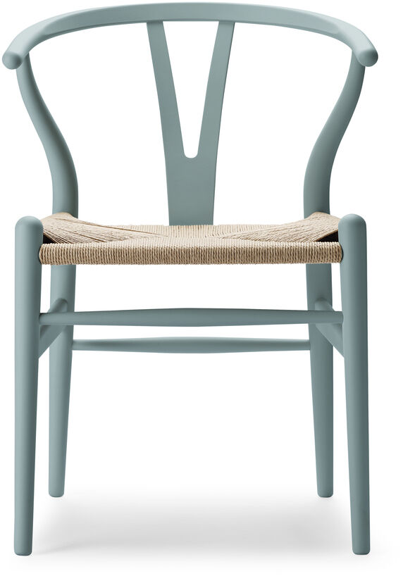 Ein moderner Stuhl CH24 Soft von Carl Hansen in Türkis mit einer Sitzfläche aus geflochtenem Material.