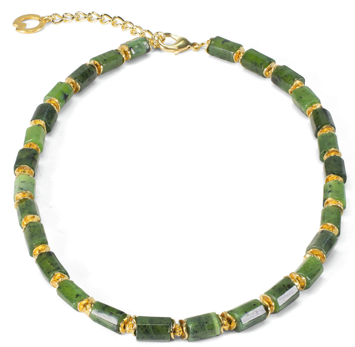 Nahaufnahme eines Colliers aus abwechselnd grünen, zylindrischen Schmucksteinen und goldfarbenen Zwischenelementen. Die Kette verfügt über einen goldfarbenen Verschluss mit Verlängerungskette. Das Design wirkt elegant und luxuriös.