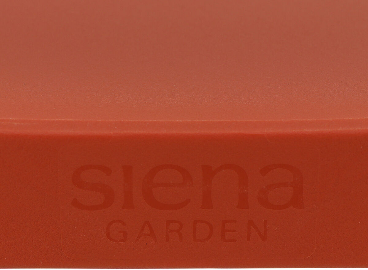 Ein moderner, stapelbarer Gartenstuhl von Siena Garden in orangefarbenem Terrakotta mit schlichtem Design, ideal für den Außenbereich auf Terrasse oder Balkon.