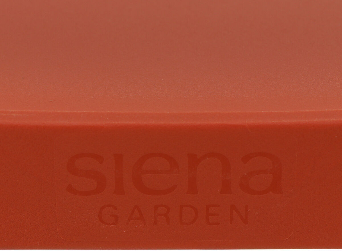Ein moderner, stapelbarer Gartenstuhl von Siena Garden in orangefarbenem Terrakotta mit schlichtem Design, ideal für den Außenbereich auf Terrasse oder Balkon.