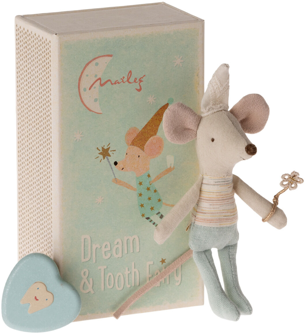 Ein Plüschmaus in blau-weiß-gestreifter Kleidung, gekrönt mit einem kleinen Hut, steht vor einer dekorativen Box mit der Aufschrift 'Dream & Tooth Fairy'. Eine herzförmige Zahndose ist ebenfalls abgebildet.