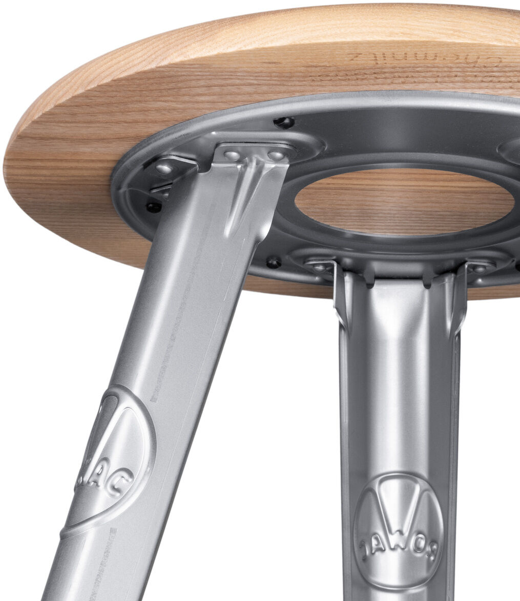 Abgebildet ist ein industriell gestalteter Hocker der Marke Rowac mit stabilem, silberfarbenem Stahlgestell und einer runden Sitzfläche aus Eschenholz. Der Hocker steht vor weißem Hintergrund und repräsentiert minimalistisches, hochwertiges Design.