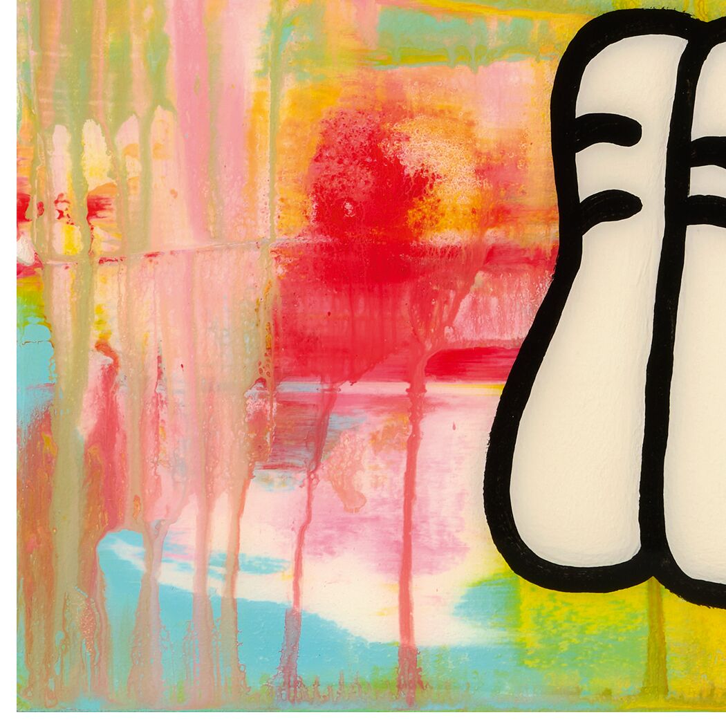 Quadratisches Kunstwerk auf Aluminiumplatte mit abstraktem Hintergrund in Gelb, Rot, Rosa und Türkis. Im Vordergrund befinden sich stilisierte weiße Formen, die an zwei nebeneinander stehende Füße erinnern, von kräftigen schwarzen Umrisslinien eingerahmt.