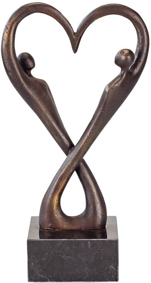 Eine moderne Bronze-Skulptur in Herzform, die ein Liebespaar darstellt. Die Figuren sind abstrakt gestaltet und stehen auf einem quadratischen Sockel.