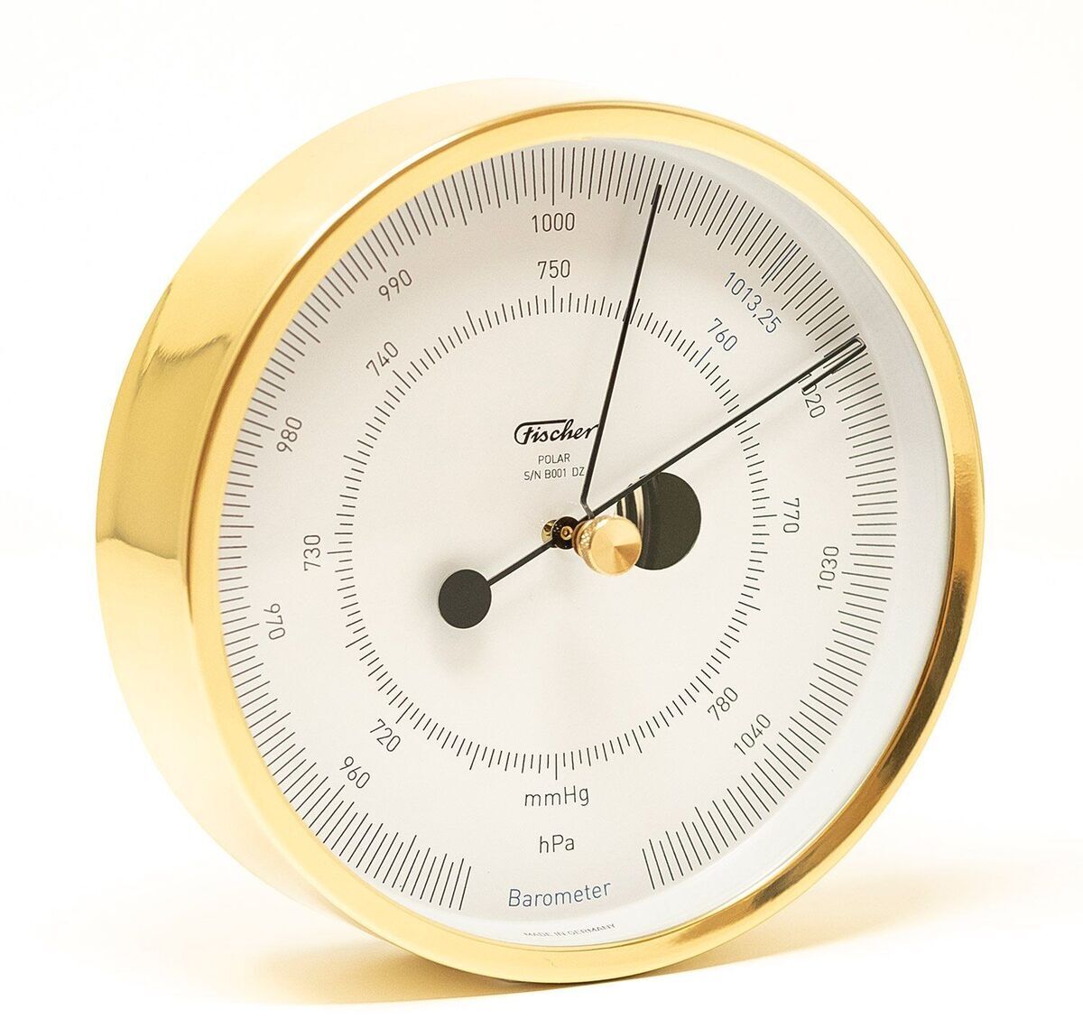 Ein analoges Barometer der ZEIT-Sonderedition »POLAR« mit goldenem Gehäuse und runder Form. Es zeigt den Luftdruck in mmHg und hPa an. Das Zifferblatt ist weiß mit schwarzen Markierungen und Zeigern.