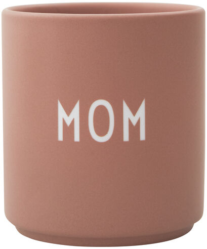 Ein rosa Keramikbecher mit der weißen Aufschrift 'MOM' in der Mitte.