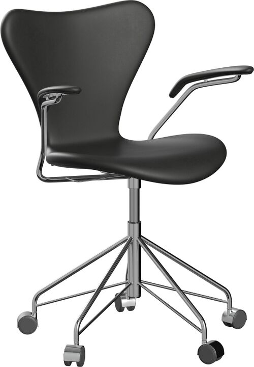 Ein schwarzer Bürostuhl aus der Serie 7™ mit einem modernen Design. Der Stuhl ist drehbar, hat eine verchromte Basis mit fünf Rollen und besitzt ergonomische Armstützen.