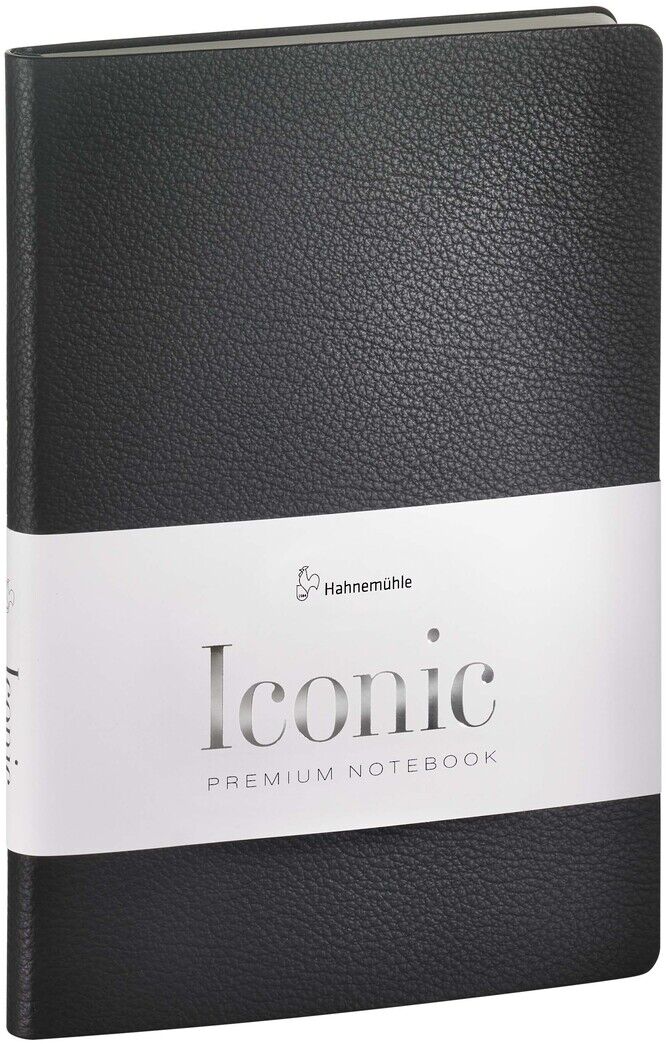 Ein schwarzes Notizbuch der Marke »Iconic« in der Größe DIN A5 ist zu sehen. Das Notizbuch hat einen weißen Umschlagstreifen, auf dem der Markenname »Iconic« und »Premium Notebook« steht.