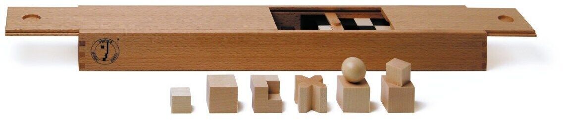 Ein Set von Schachfiguren im Bauhausstil von Naef, bestehend aus minimalistischen, geometrischen Holzformen in einem rechteckigen Holzkasten.