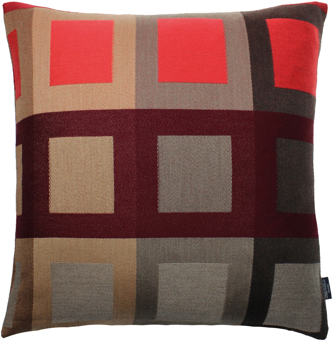 Ein Kissenbezug mit einem geometrischen Karomuster in Rot-, Braun-, Beige-, Grau- und Burgundertönen.