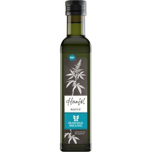 Fotografie einer dunkelgrünen Glasflasche mit Hanföl, abgebildet im Rahmen eines Omega-3-Sets von Ölmühle Solling. Das Flaschenetikett zeigt ein Hanfblatt-Motiv sowie Produktinformationen. Die Flasche steht vor neutralem Hintergrund und vermittelt einen natürlichen sowie hochwertigen Eindruck.