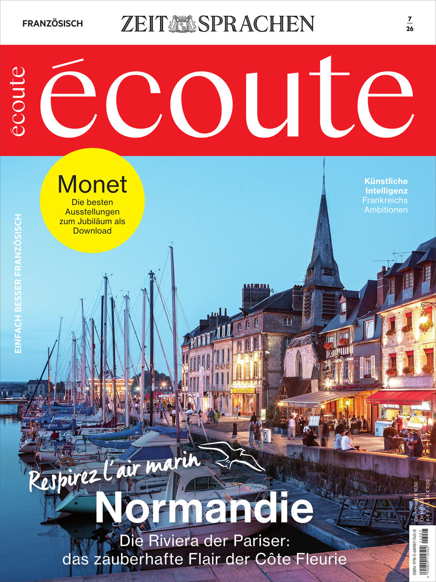Titelblatt des Écoute Magazins 7/2026 von Spotlight Verlag mit großem roten Kopfbereich, darunter eine stimmungsvolle Hafenansicht aus der Normandie mit Segelbooten und beleuchteten historischen Gebäuden. Gelber Kreis mit Monet-Hinweis und verschiedenen Texten zu Inhaltsschwerpunkten.