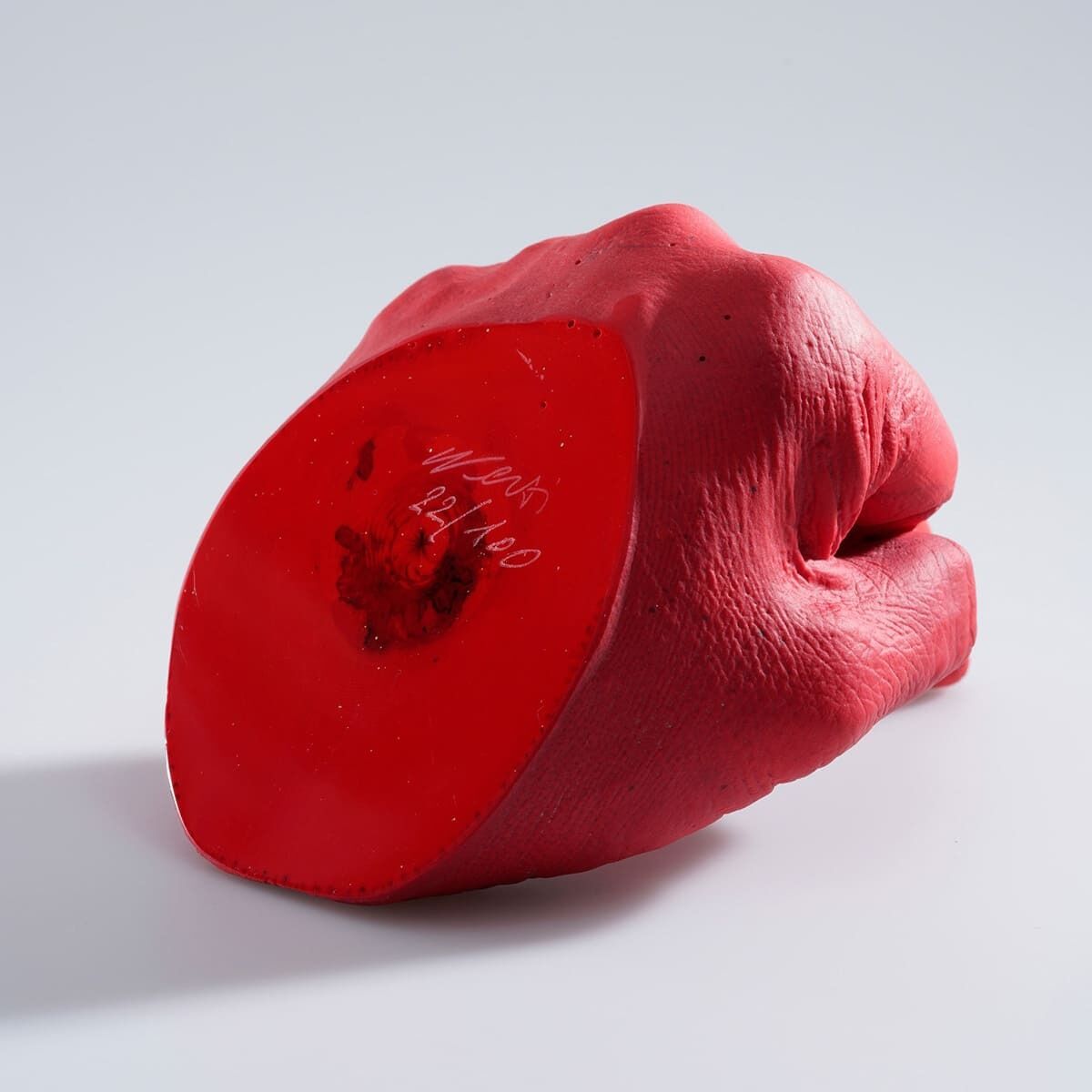 Ein Kunstwerk von Ai Weiwei namens 'Study of Perspective in Glass', das eine rote, perspektivisch geformte Hand darstellt.