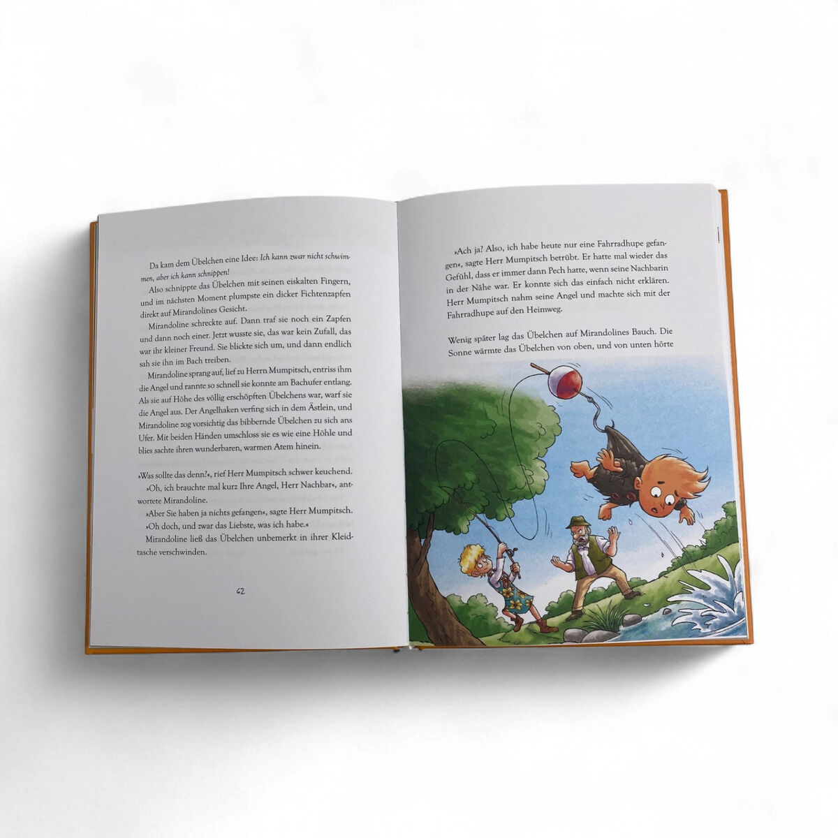 Aufgeschlagenes Kinderbuch "Das Übelchen zieht ein ... und aus und wieder ein" aus der ZEIT-Edition »Ausgezeichneter Lesespaß!«: Linke Seite mit viel Text, rechte Seite farbenfrohe Illustration von drei Kindern und einem haarigen Wesen, die an einem Abhang spielen. Der Hintergrund ist hell, die Szene wirkt lebendig und fantasievoll.