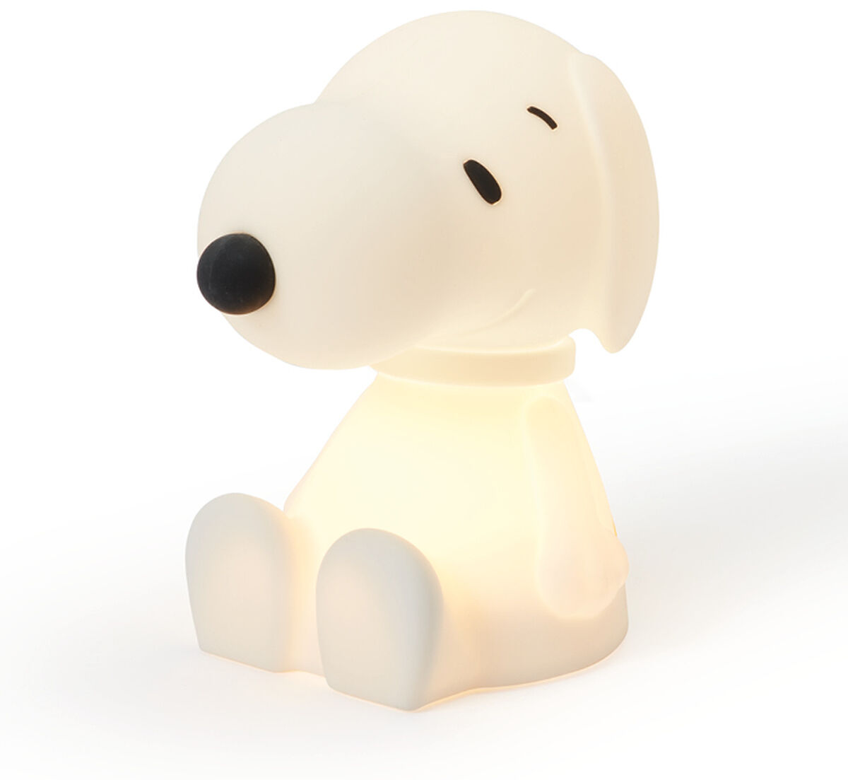 Ein kleines, weißes Nachtlicht in Form der Comicfigur Snoopy sitzt aufrecht vor einem weißen Hintergrund. Die Figur leuchtet sanft von innen und eignet sich ideal als Nachtlicht für Kinderzimmer oder als niedliche Dekoration.