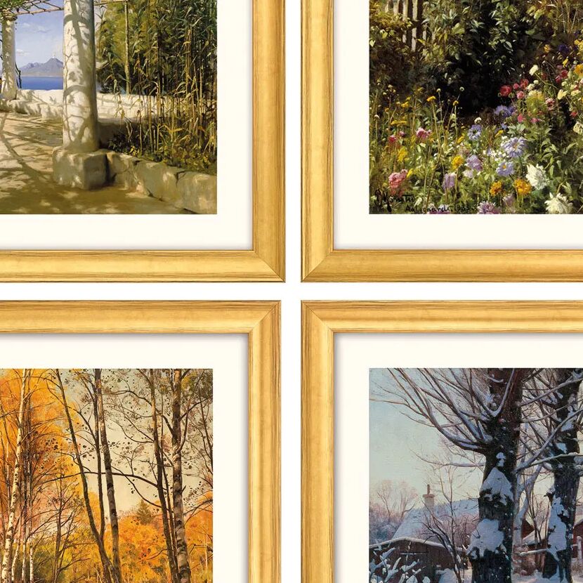 Vier gerahmte Landschaftsbilder des Künstlers Peder Mork Mönsted im Set, je eines für jede Jahreszeit: ein sonniger Säulengang am Wasser, ein üppiger Garten, herbstliche Birken mit goldenen Blättern und eine winterliche Szene mit verschneiten Bäumen und Gebäuden; goldfarbene Massivholzrahmen umrahmen die Bilder.