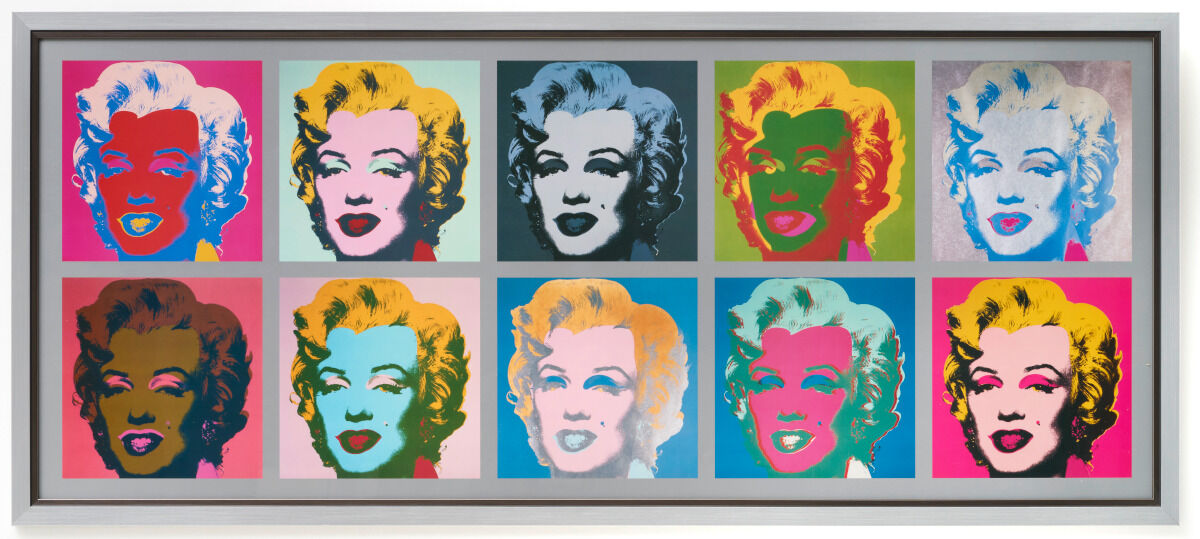 Kunstdruck von Andy Warhol aus dem Jahr 1967 mit dem Titel »Marilyn Monroe (Marilyn)«, gerahmt. Das Bild zeigt zwölf Porträts von Marilyn Monroe in verschiedenen lebendigen Farben, angeordnet in einer drei mal vier Collage.