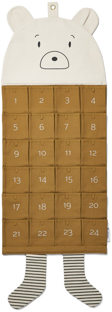 Ein Adventskalender in Form eines Bärenkopfes mit beige-weißen Details. Der Kalender hat 24 nummerierte Taschen in Braun und weiße, gestreifte Beine an der Unterseite.