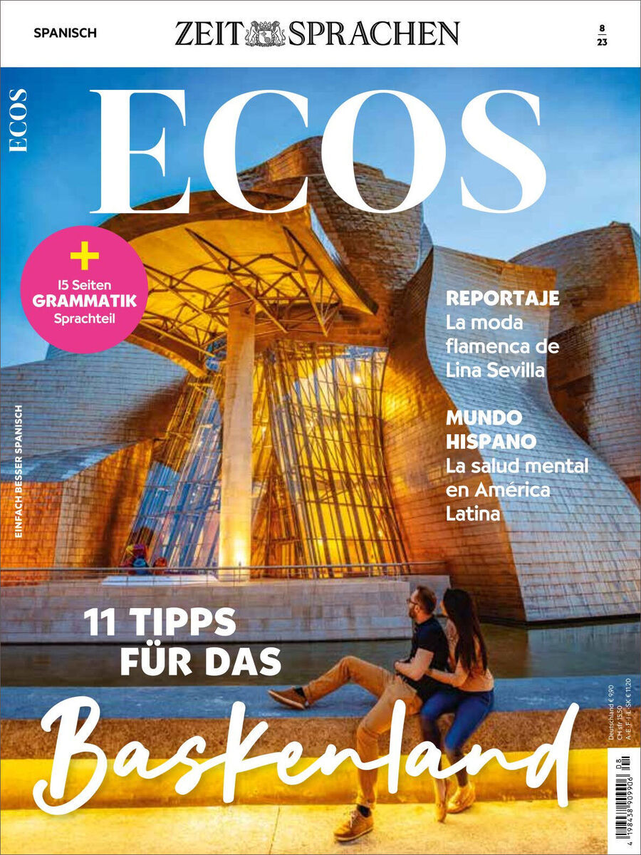 Cover des Ecos Magazins Ausgabe August 2023 mit dem Titel '11 Tipps für das Baskenland'. Eine Reportage über Flamenco-Mode und einen Artikel zur mentalen Gesundheit in Lateinamerika sind ebenfalls hervorgehoben. Im Hintergrund ist ein modernes Gebäude zu sehen.