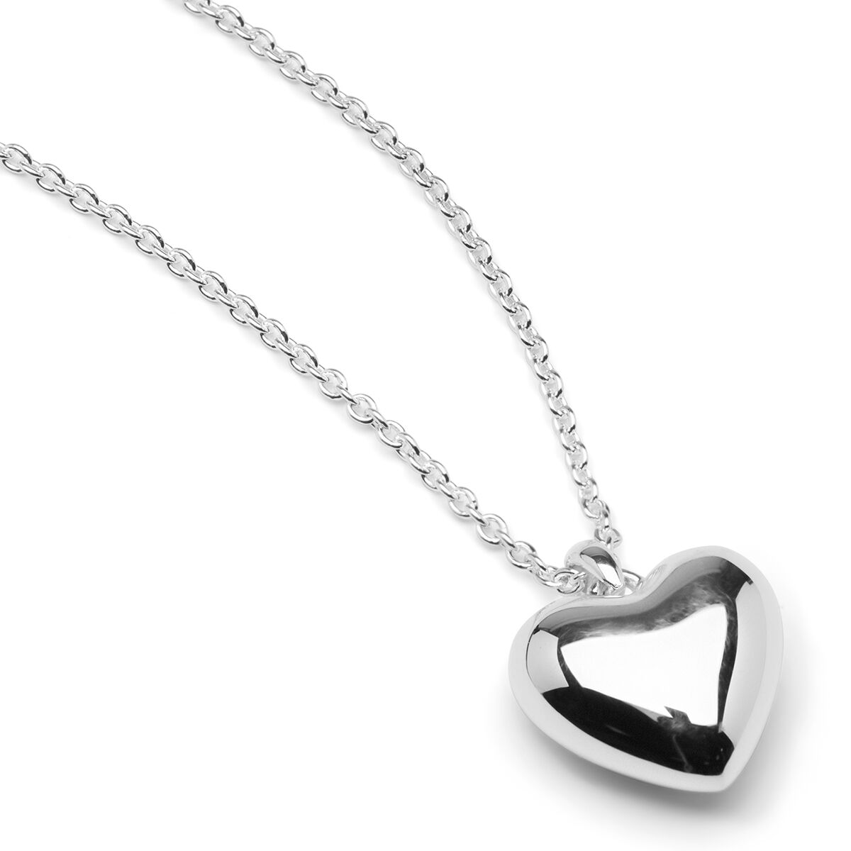 Die Abbildung zeigt eine elegante Silberkette mit einem glänzenden herzförmigen Anhänger auf weißem Hintergrund. Das Schmuckstück erscheint hochwertig verarbeitet, klassisch und als Geschenk für romantische Anlässe geeignet.