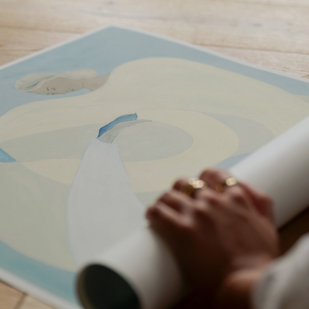 Eine abstrakte, minimalistische Illustration von Sofia Lind mit sanften blauen und beigen Farben, die eine in ein Tuch gehüllte Figur zeigt.