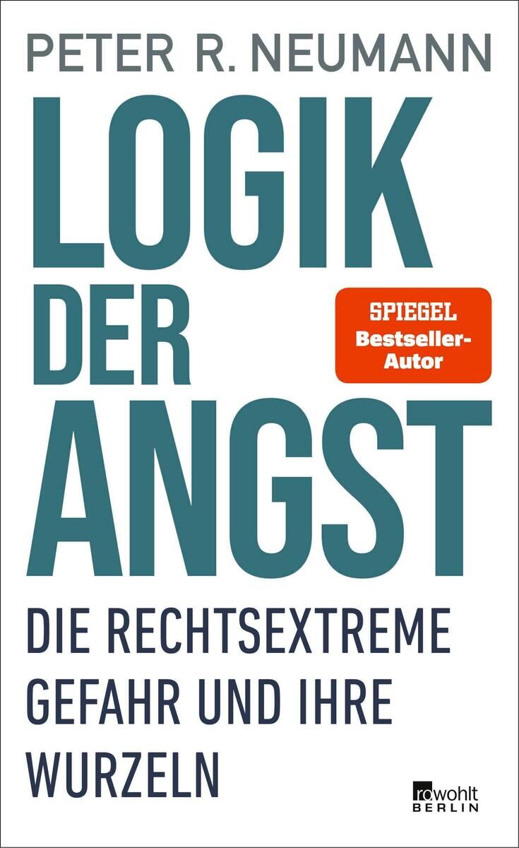 Das Bild zeigt die Vorderseite des Buches 'Logik der Angst' von Peter R. Neumann. Der Titel ist in großen, dunkelblauen Buchstaben geschrieben. Oben steht der Name des Autors in Schwarz. Auf der rechten Seite befindet sich ein roter Aufkleber, der 'Spiegel Bestseller-Autor' sagt. Der Untertitel lautet 'Die rechtsextreme Gefahr und ihre Wurzeln' und ist ebenfalls in Schwarz gehalten. Unten rechts ist das Logo des Rowohlt Berlin Verlags zu sehen.