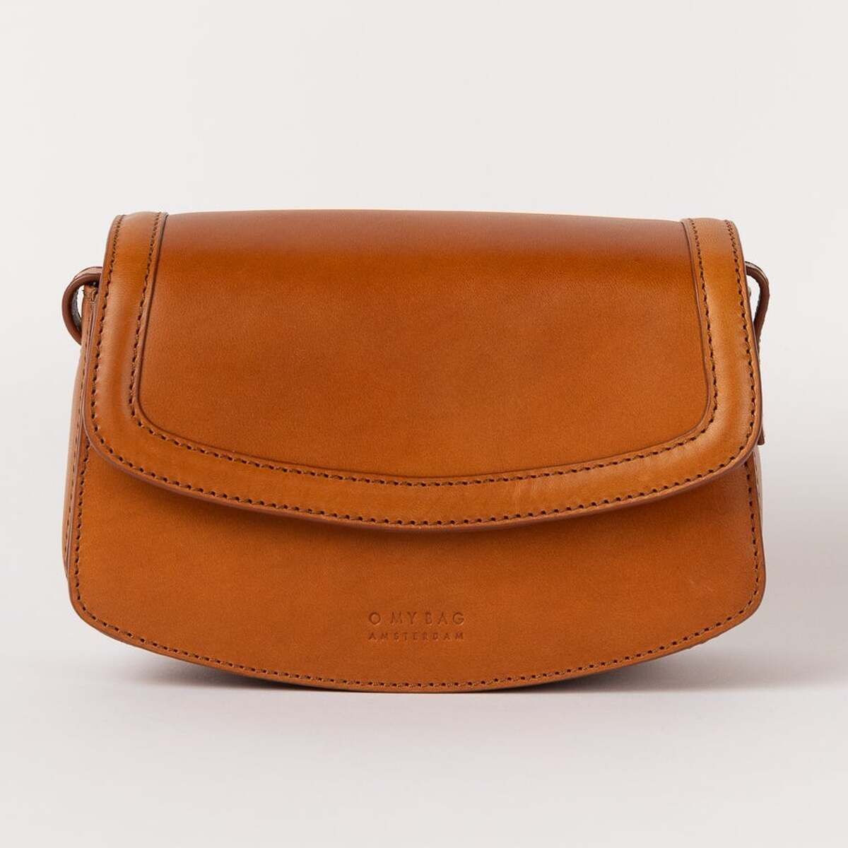Kleine, stilvolle Umhängetasche aus glattem braunen Leder mit abgerundeter Klappe und schlichtem Design, vor weißem Hintergrund fotografiert.