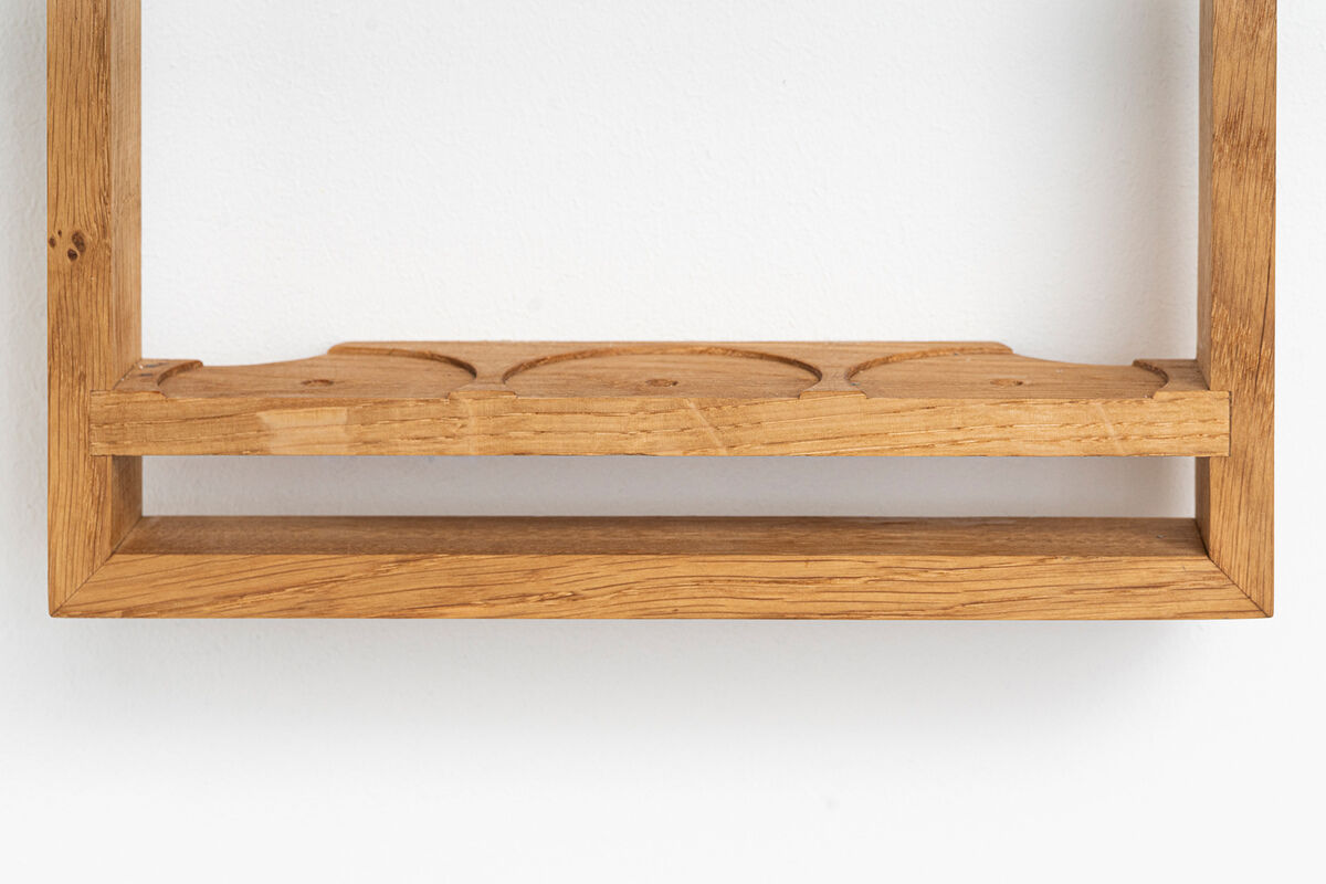 Ein Gewürzregal aus hellem Holz im minimalistischen Design.