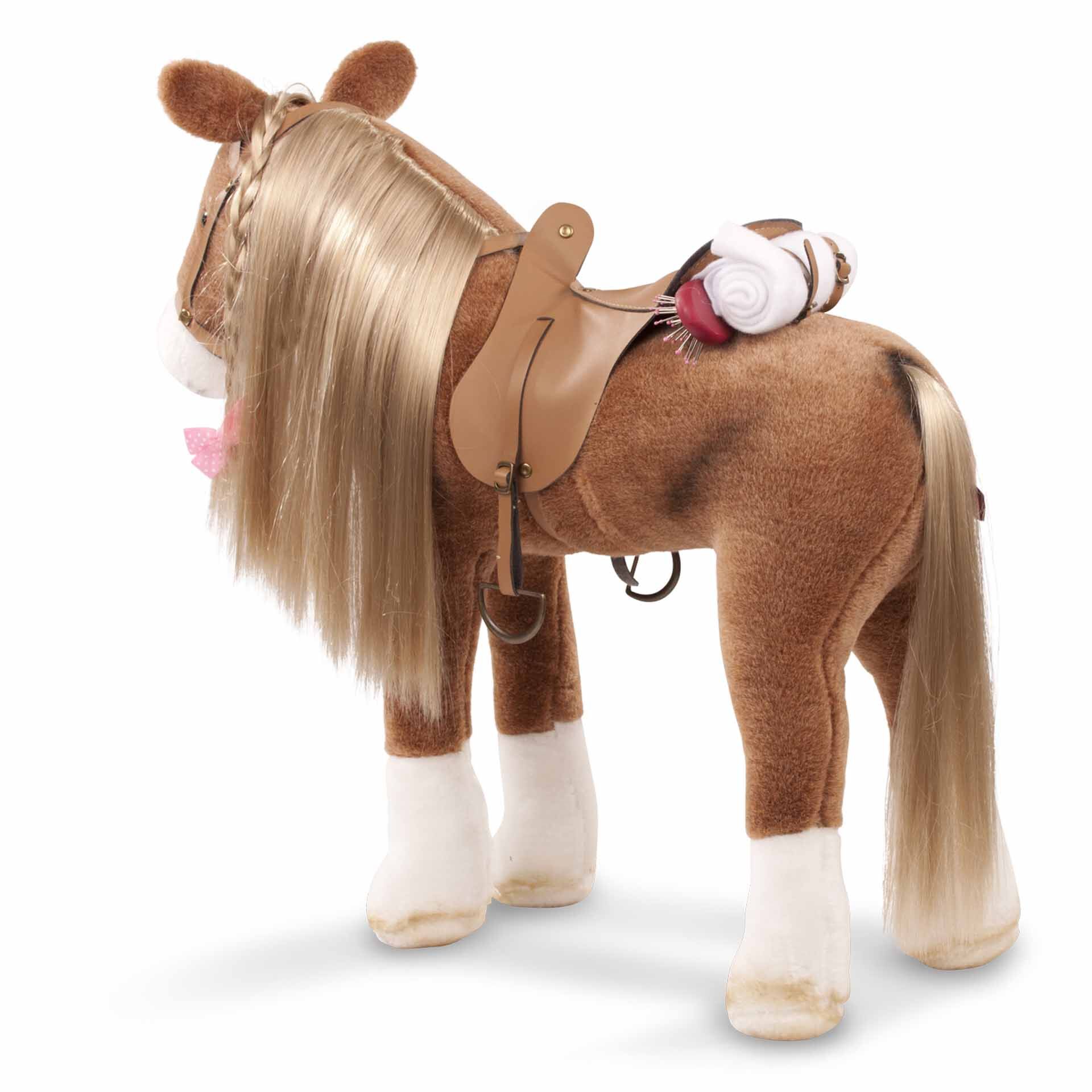 Ein braunes Plüschpferd mit beiger Mähne und Schweif steht seitlich, ausgestattet mit einem braunen Sattel und einer kleinen weißen Stoffmaus darauf. Das Kuscheltier eignet sich als Spielzeug für Kinder und als Geschenk zu verschiedenen Anlässen.