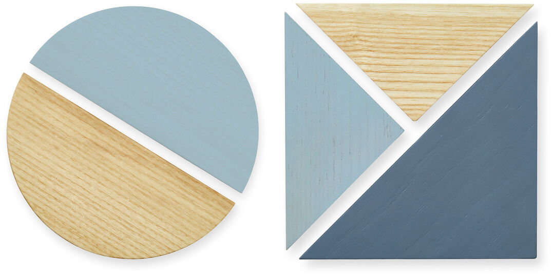 Magnete für Pinnwände in geometrischen Formen. Ein runder Magnet geteilt in zwei Hälften mit hellblau und Holzfarbe. Ein quadratischer Magnet mit vier Dreiecken in den Farben hellblau, beige, dunkelblau und Holzfarbe.